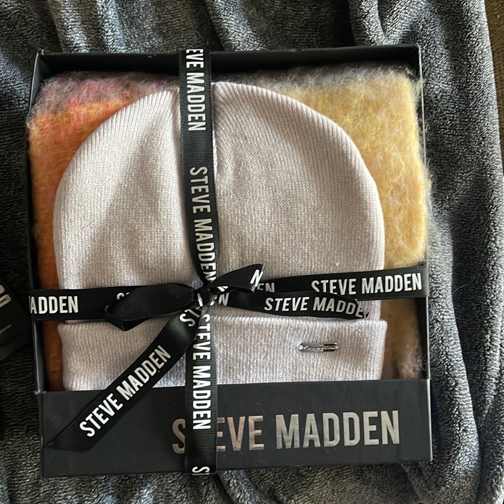 Steve Madden Bernie and scarf gift set